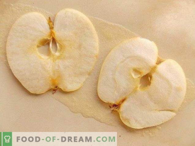 Apple zupa deserts ar ābolu skaidiņām