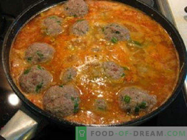How to cook meatballs with gravy in a frying pan, in sour cream sauce, without rice, with chicken