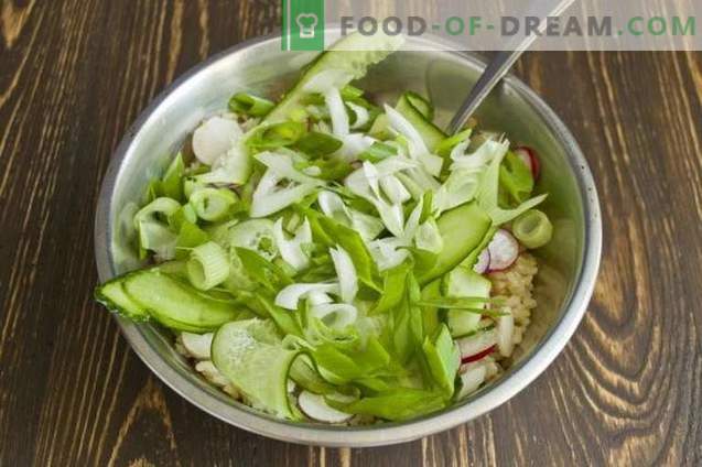Lašu salāti ar brūnajiem rīsiem un dārzeņiem