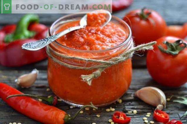 Hemlagad ketchup gjord av färska tomater och paprika