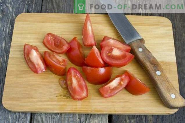 Salsa casera hecha con tomates frescos y pimientos