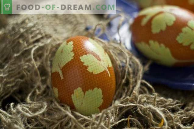 Krāsotas olas Lieldienām, dekorētas ar pētersīļu lapām