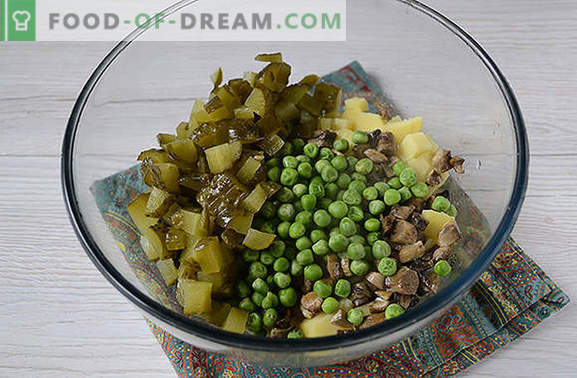 Kartupeļu salāti ar sēnēm - pilnīgs ēdiens vasaras pusdienām vai vakariņām. Pakāpeniska foto recepte kartupeļu salātiem ar sēnēm