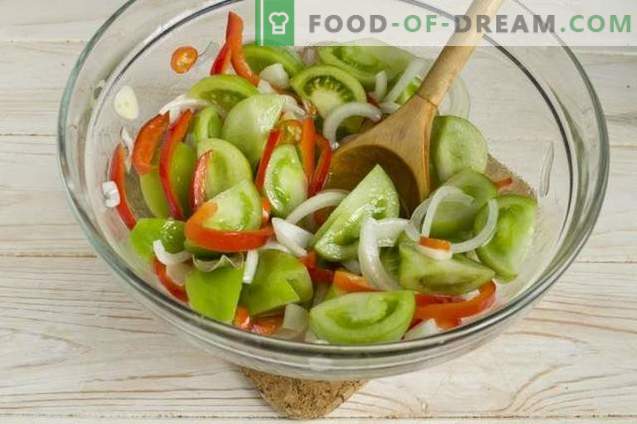 Ensalada de tomates verdes con cebolla y pimientos para el invierno