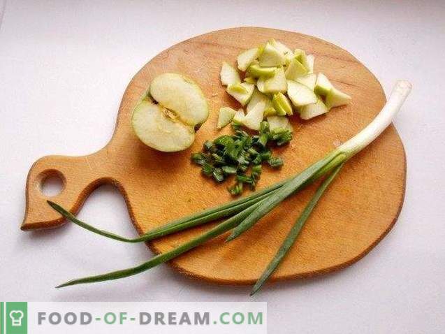 Salāti ar kāpostiem ar ābolu un zaļajiem sīpoliem