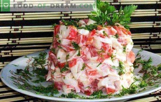 Salātu krabju nūjiņas ar sieru un ķiplokiem - labākais uzkodas. Labākās receptes salātiem no krabju nūjiņām ar sieru un ķiplokiem