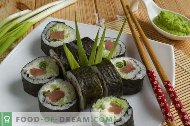 Suši Maki ar sarkanām zivīm