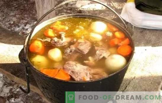 Shurpa w kotle to najsmaczniejsza zupa! Gotowanie niesamowitej shurpy w orientalnym kotle z jagnięciną, wieprzowiną, wołowiną i kurczakiem