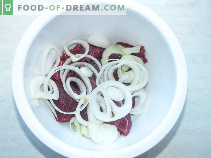 Juicy beef med svamp bakad i folie - ett recept på en utsökt maträtt med en hemlighet