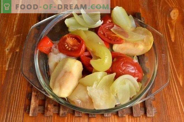 Zaļie pipari ābolu un tomātu pildījumā