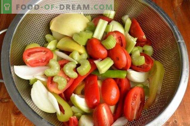 Zaļie pipari ābolu un tomātu pildījumā