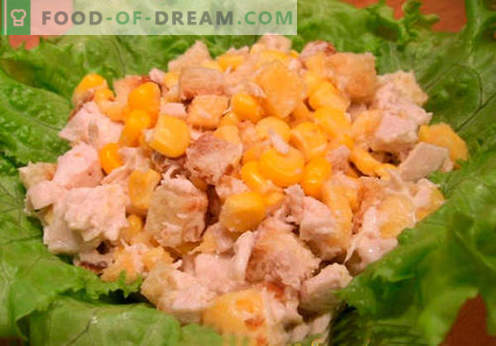 Salade avec craquelins et maïs - les meilleures recettes. Comment bien et savoureux préparer une salade avec des craquelins et du maïs.