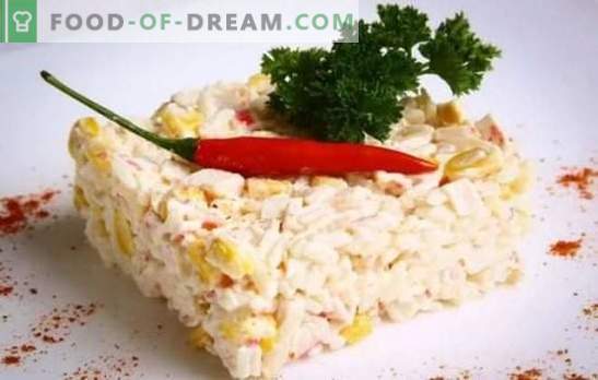 Krabju salāti (pakāpeniska recepte) ir oriģināls uzkodas, kas izgatavots no vienkāršiem produktiem. Pakāpeniska recepte krabju salātiem: sastāvdaļu izvēle un sagatavošana