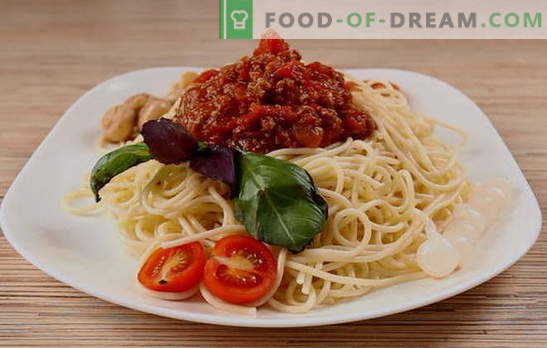 Vienkārša vakariņa ar itāļu garšu - spageti bolognese. Veģetārie, klasiskie un pikantie spageti bolognese