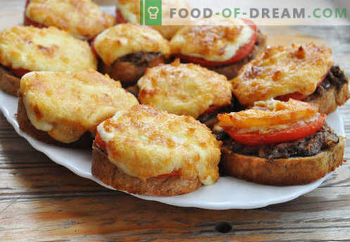 Karstās sviestmaizes ar desu, sieru, olu, tomātiem ir labākās receptes. Kā pagatavot karstās sviestmaizes krāsnī, pannā un mikroviļņu krāsnī.