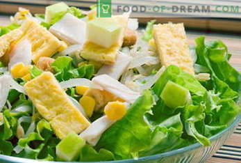 Receptes salātiem. Salātu mimoza, Cēzara, grieķu, vistas, krabju ...