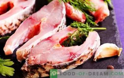 Zivju steiks pannā, aerogrilā, mikroviļņu krāsnī un krāsnī. Garšīgi zivju steiki ar sojas mērci, zaļumiem un citronu sulu